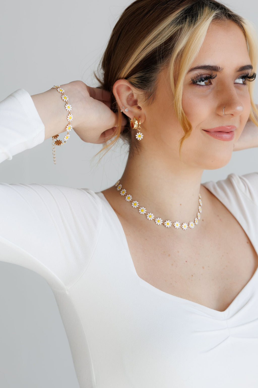 Beautiful Daisy Bracelet, Earrings and Necklace Set
